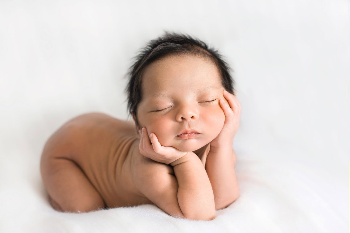 Cuidados del Recién Nacido: 8 Consejos Imprescindibles para Padres Primerizos 1 Bebé posando como ángel atento a los cuidados del recién nacido